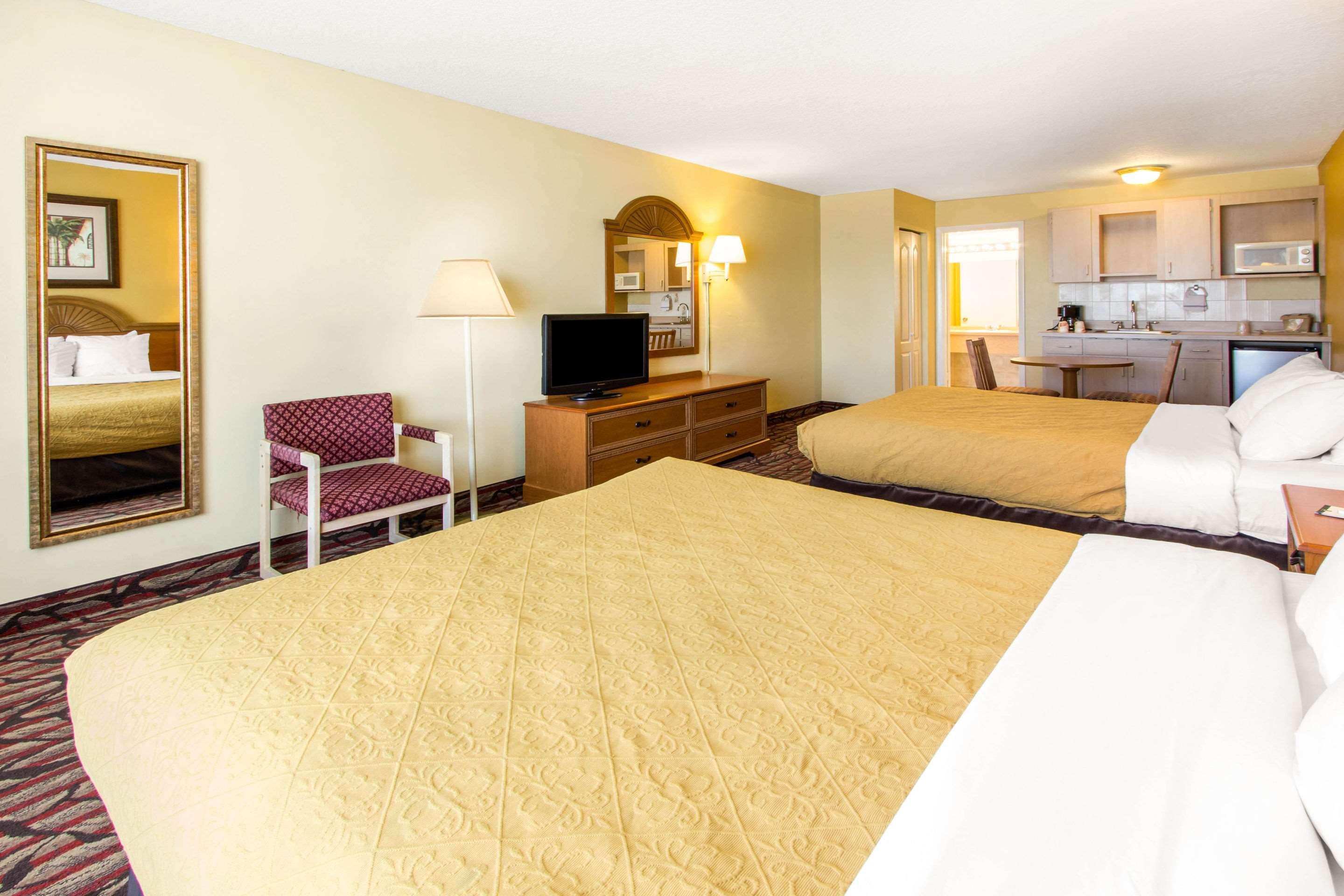 Rodeway Inn Central Clearwater Beach Exterior photo